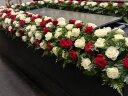 Композиция из живых роз вокруг гроба