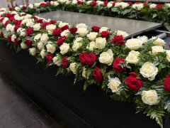 Композиция из живых роз вокруг гроба